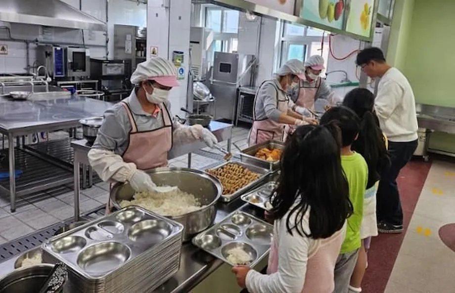 Os Almoços Escolares Virais da Coreia e as Mulheres que Pagam o Preço