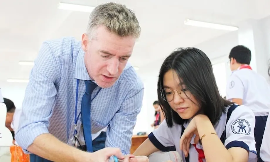 Vietname vai contratar 22 000 professores de inglês até 2030 na aposta para tornar o inglês uma segunda língua