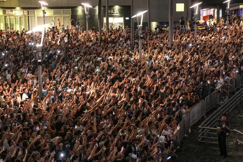 Hong Kong prepara-se para as multidões da Semana Dourada: 8,8 milhões de travessias fronteiriças, 23 minutos de fogos de artifício no porto e reforço dos transportes em toda a cidade