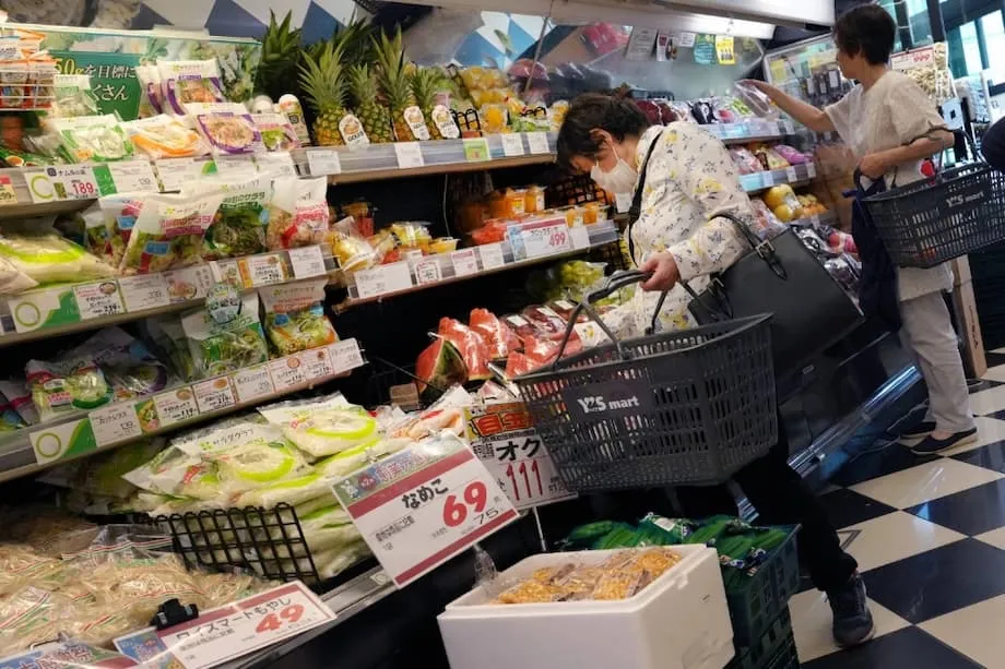 Preços em Alta, Cozinhas a Esticar: Porque os Agregados Familiares Japoneses Colocam a Inflação como Principal Preocupação