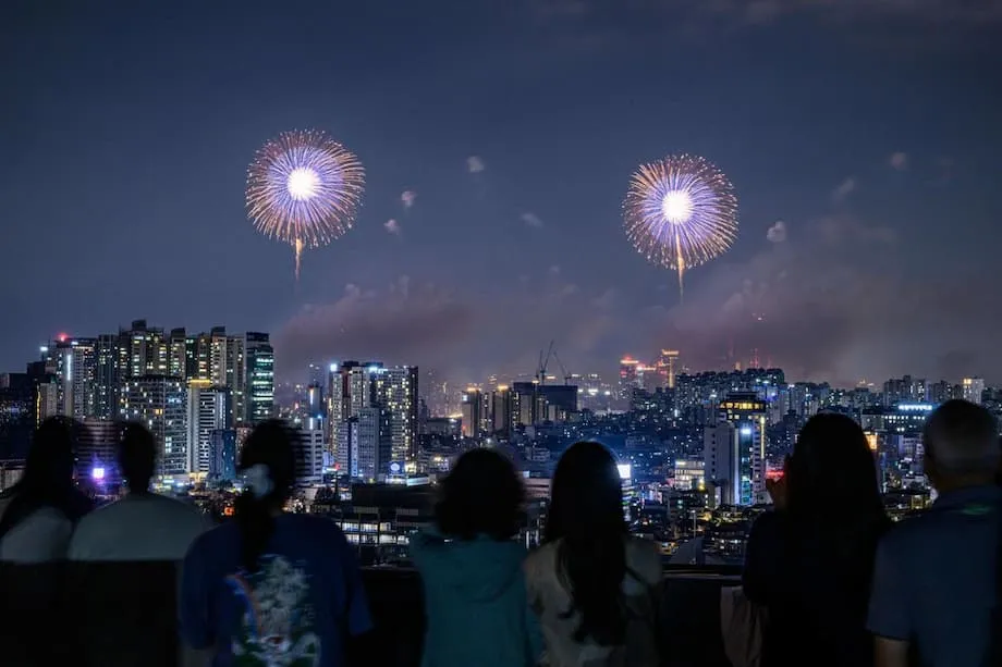 Um milhão de pessoas junta-se enquanto o Festival Internacional de Fogos de Seul ilumina o rio Han