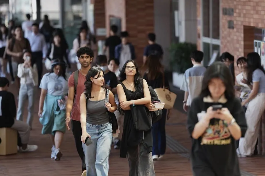 Hong Kong vai elevar o limite de estudantes não locais para 50 por cento, com foco na habitação e na integração