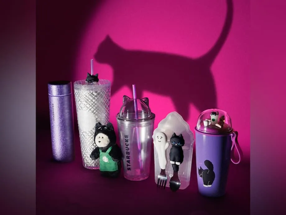 Starbucks Japan revela coleção de Halloween 2025 com gato preto e Frappuccino de açaí