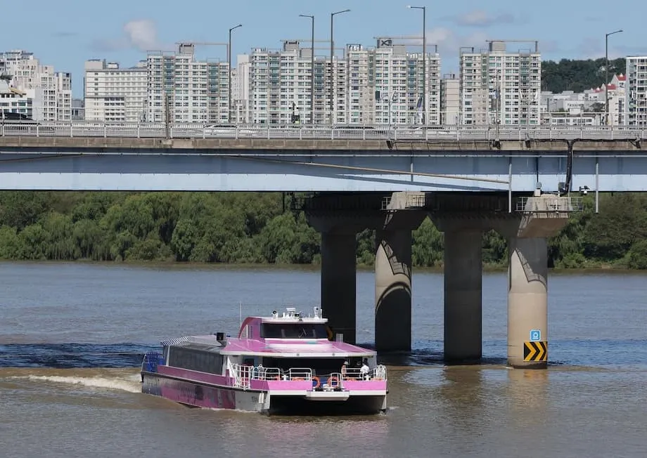 Avarias e falhas de segurança forçam suspensão do autocarro fluvial de Seul