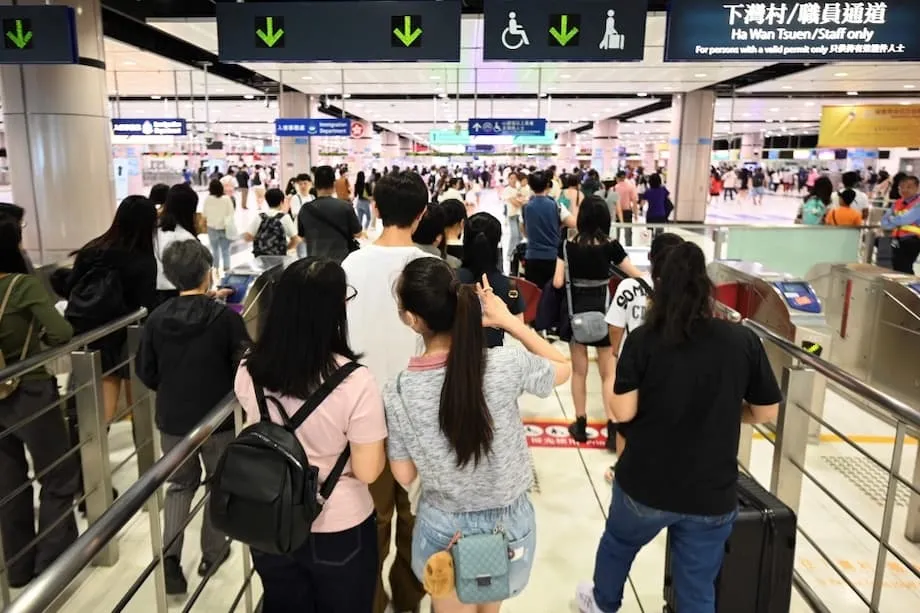 Recordes de viagens na Semana Dourada na China, com turistas a procurar preço-benefício em casa e no estrangeiro
