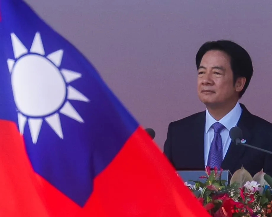 China oferece recompensas por alegados agentes taiwaneses de operações psicológicas enquanto Taipé reforça as defesas