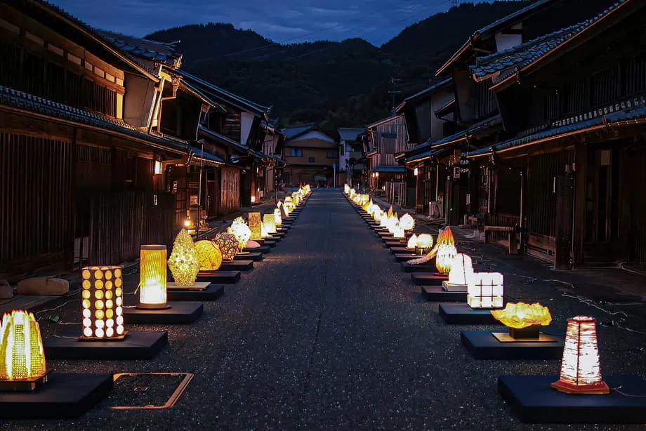 Luz de Outono e Arte em Washi Transformam as Ruas Históricas da Cidade de Mino