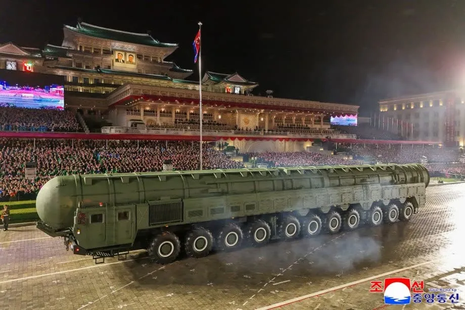 Desfile da Coreia do Norte coloca mísseis hipersónicos e intercontinentais em destaque