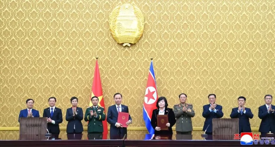 Coreia do Norte e Vietname selam novos pactos de cooperação em defesa, saúde e media