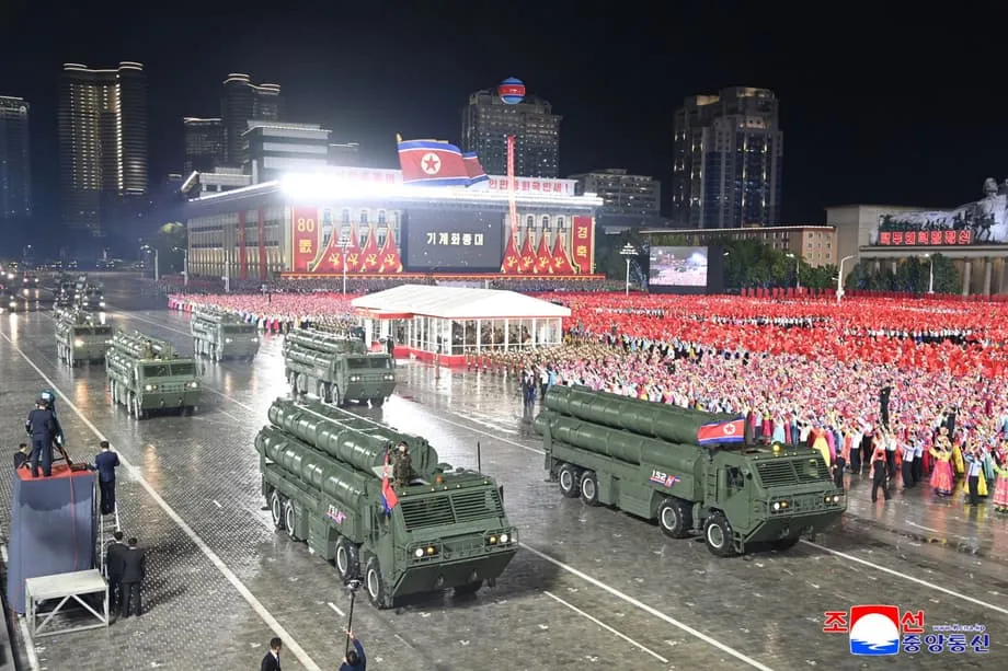 Coreia do Norte lança mísseis balísticos antes da cimeira da APEC e alega sistema hipersónico