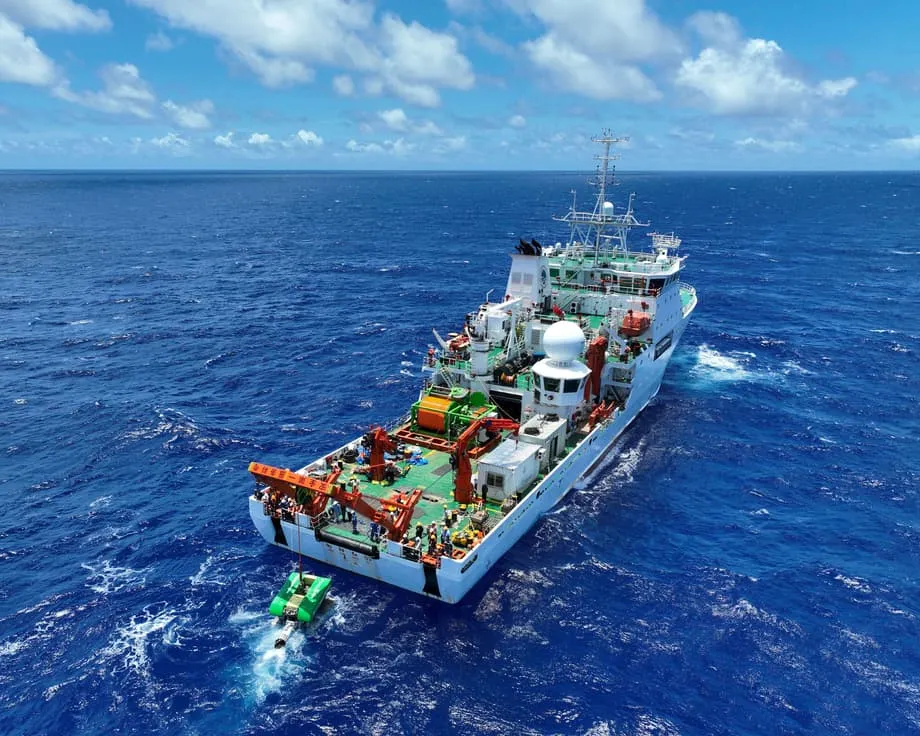 Corrida pelo Fundo Marinho do Pacífico: EUA e China cortejam as Ilhas Cook por minerais de fundo marinho