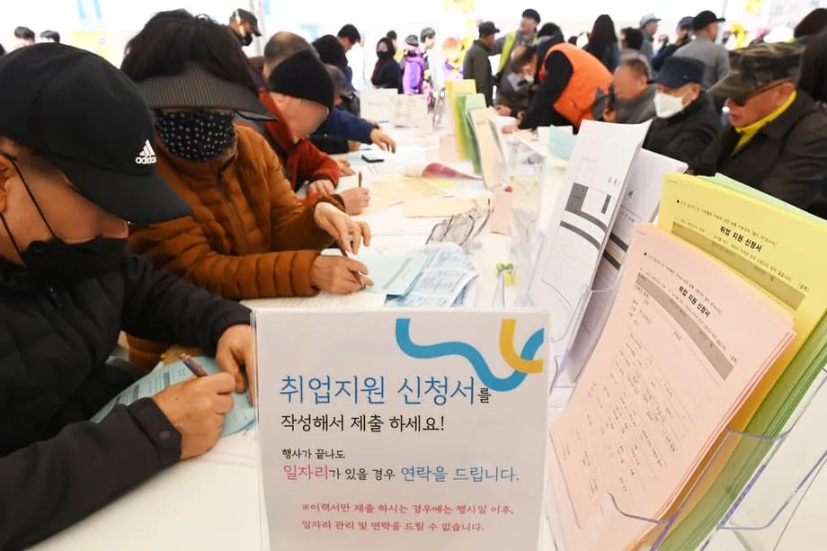 Desigualdade Salarial na Coreia do Sul Atinge Recorde à Medida que os Séniores Migram para Empregos de Cuidado a Tempo Parcial Mal Pagos