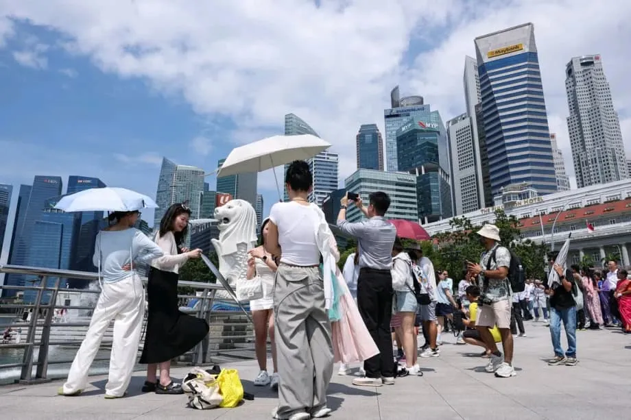 Porque é que os turistas chineses estão divididos sobre Singapura de momento