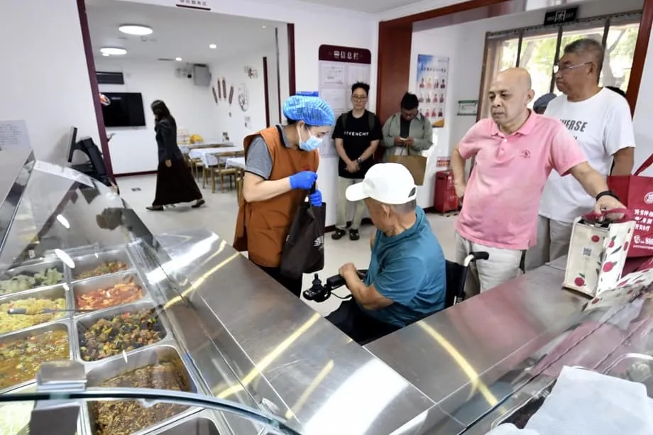 Novos materiais, cuidados a animais e serviços a idosos impulsionam as contratações na China apesar de um mercado de trabalho lento