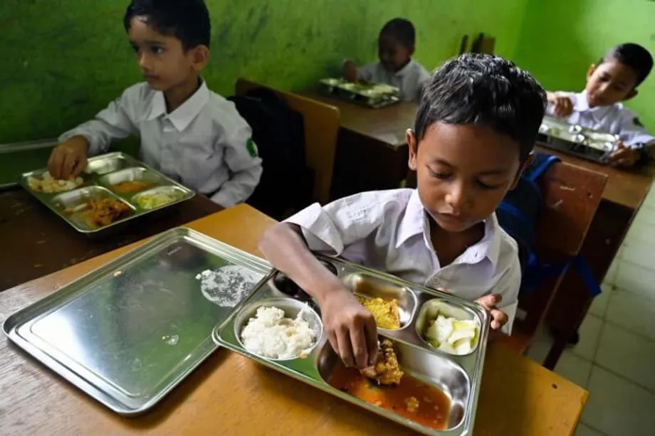 Centenas de Pessoas Adoecem na Indonésia Após Refeições Escolares Gratuitas