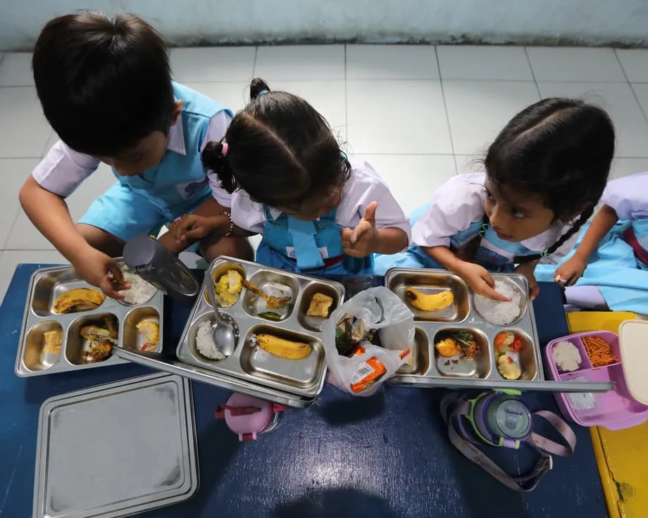 Refeições Escolares Gratuitas da Indonésia Sob Fogo à medida que os Casos de Intoxicação Alimentar Disparam