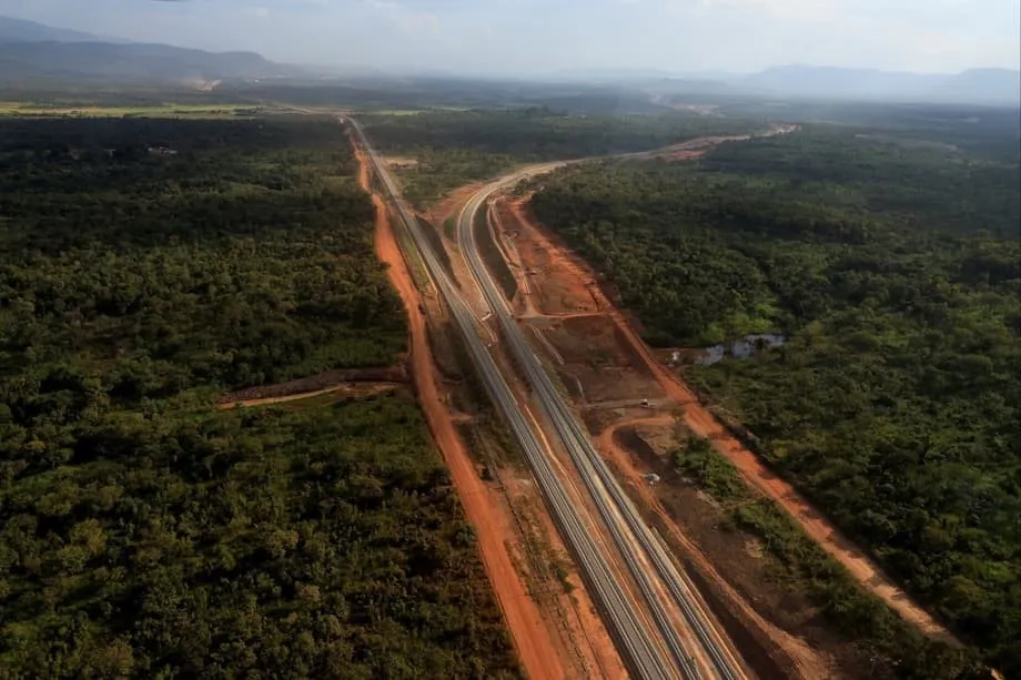 Guiné Bloqueia Locomotivas Chinesas em Marco Histórico da Mina do Simandou