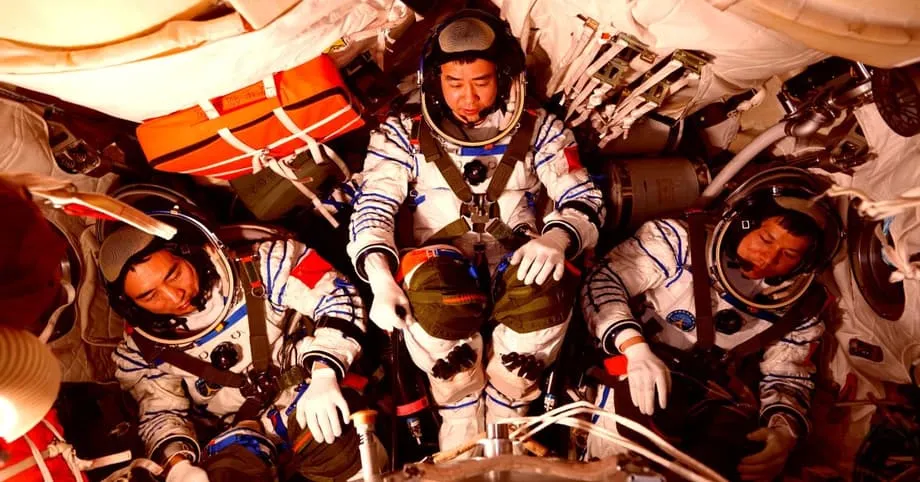 Janela rachada no Shenzhou 20 força troca de tripulação e evidencia risco de detritos orbitais