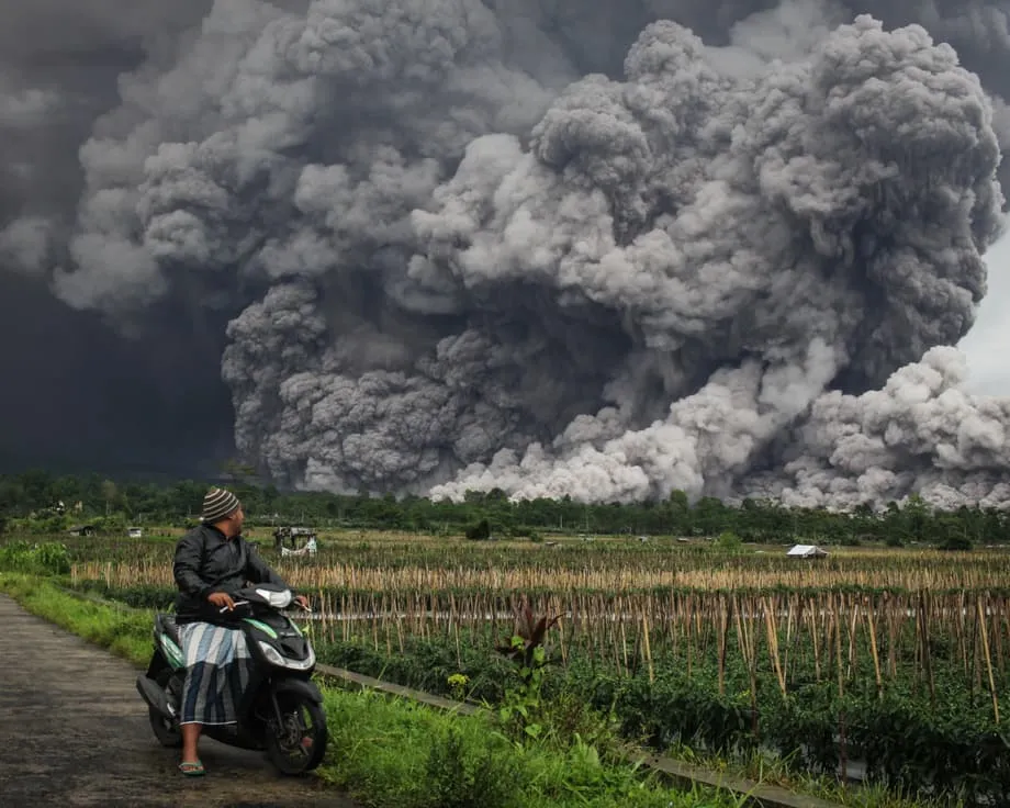 Monte Semeru entra em erupção na Java Oriental, é decretado o alerta máximo e decorrem evacuações