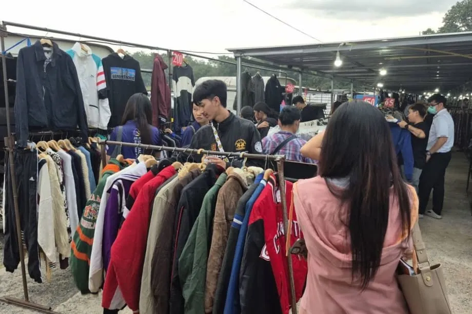O frio leva os compradores de Buriram à roupa de inverno de segunda mão