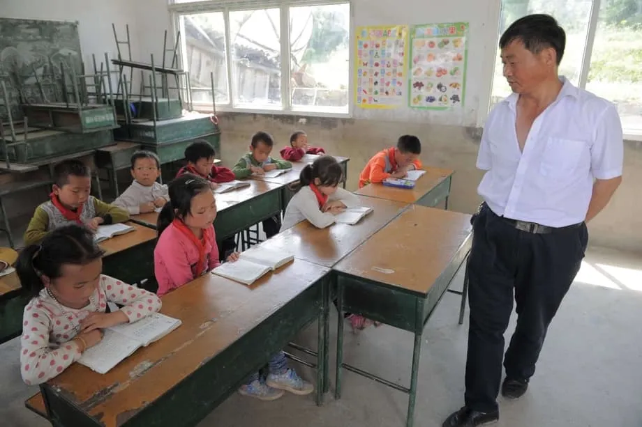 China mobiliza professores reformados para reduzir a lacuna educativa entre a área urbana e a rural