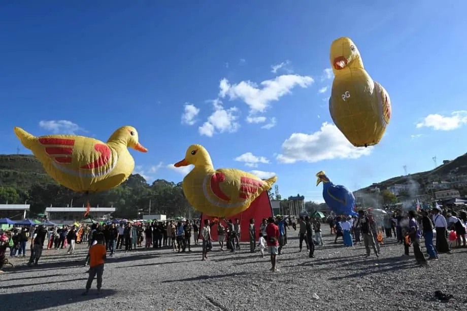 Tradição no Céu à medida que o Festival Tazaungdaing do Myanmar Continua