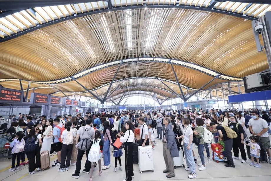 Faixas rápidas de reconhecimento facial alargam-se para os hongkongueses enquanto talentos do interior ganham acesso prolongado à cidade