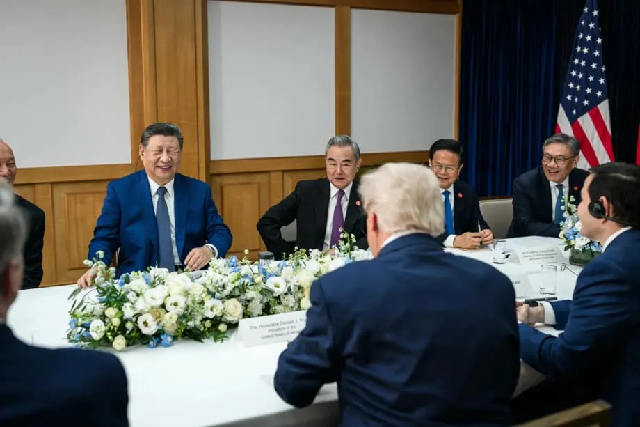 Fotografias espontâneas da APEC mostram Xi Jinping a sorrir e expõem o contraste entre a imagem internacional e a imagem interna