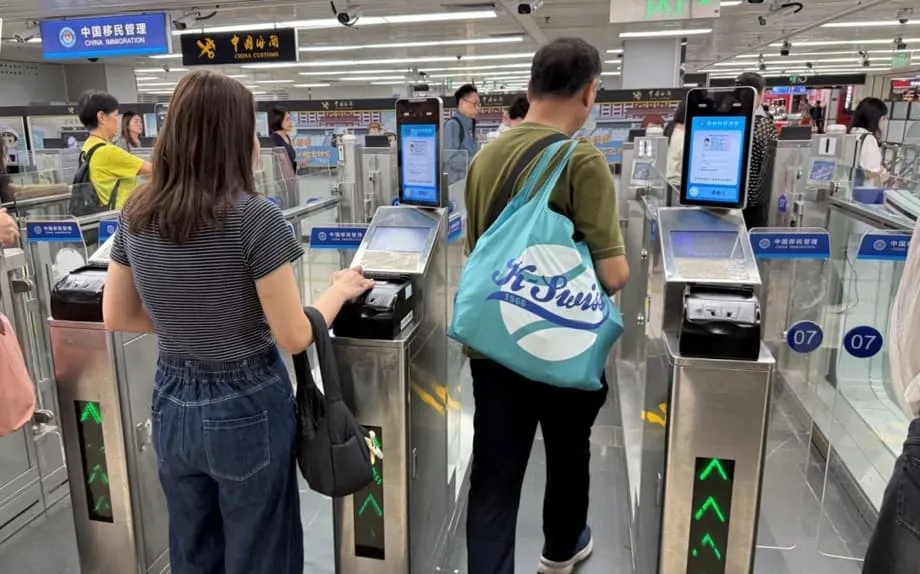 Viajantes de Hong Kong aderem a corredores de reconhecimento facial enquanto o continente alarga o acesso