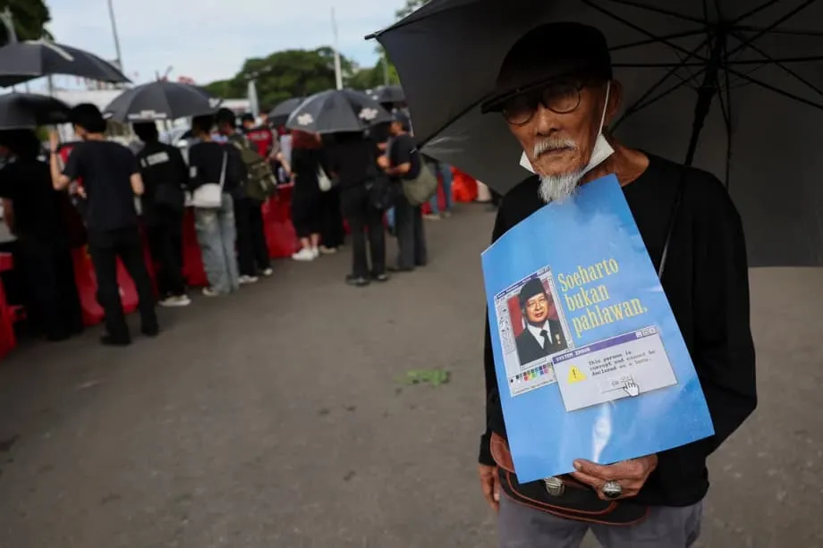 Aumentam os protestos em Jacarta contra plano de homenagear Suharto como herói nacional