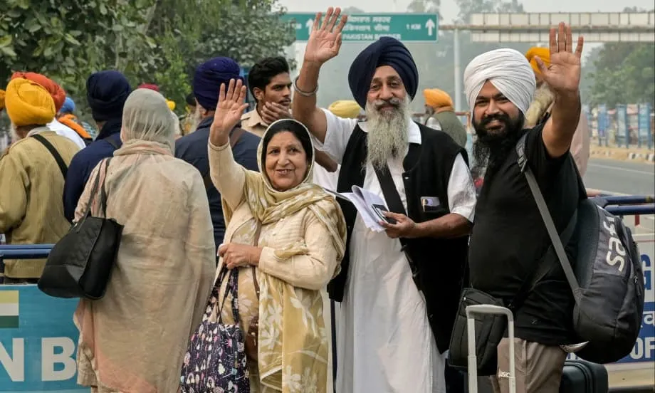 Peregrinos Sikh Indianos Cruzam para o Paquistão por Ocasião do Aniversário de Guru Nanak com a Abertura da Fronteira para Viagens Limitadas