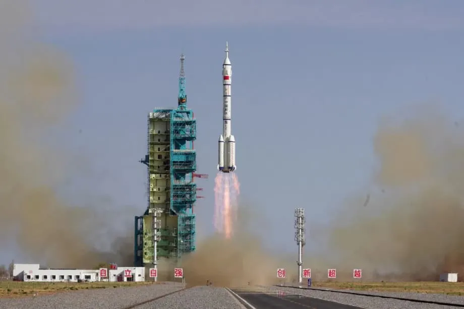 China vai trazer a Shenzhou 20 danificada de volta à Terra sem tripulação após fissura numa janela