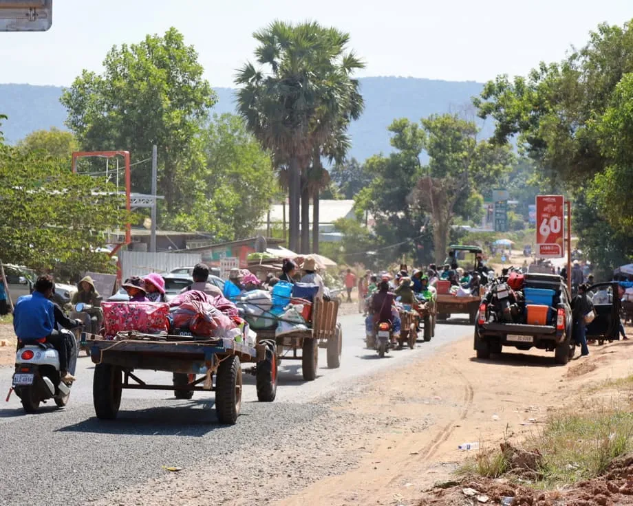 Ataques aéreos tailandeses ao longo da fronteira com o Camboja após rutura do cessar-fogo; ordenadas evacuações em massa
