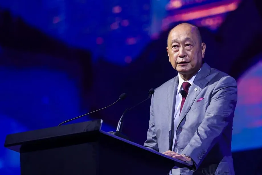 O CEO da UOB, Wee Ee Cheong, afirma que a IA deve potenciar as pessoas, não substituí-las