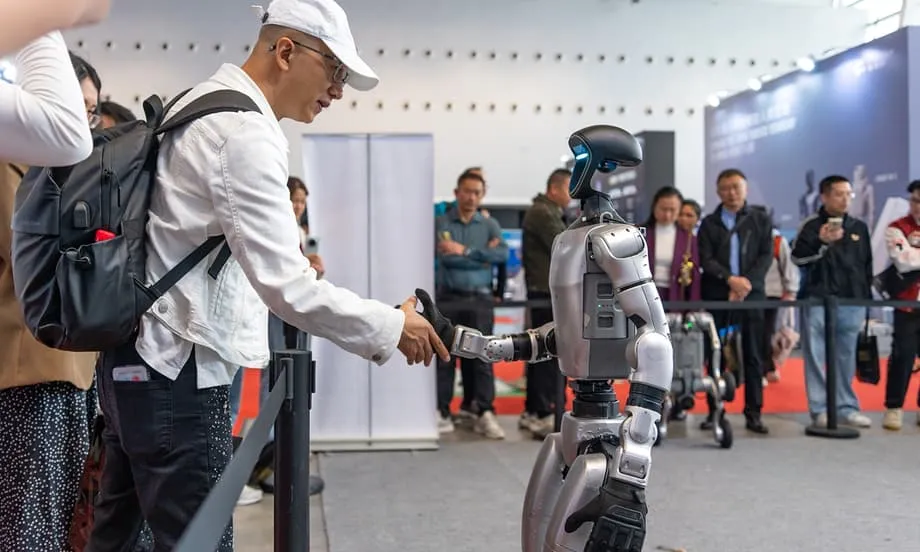 Robôs humanoides da China fazem furor mundial com acrobacias em concertos e capacidades de combate