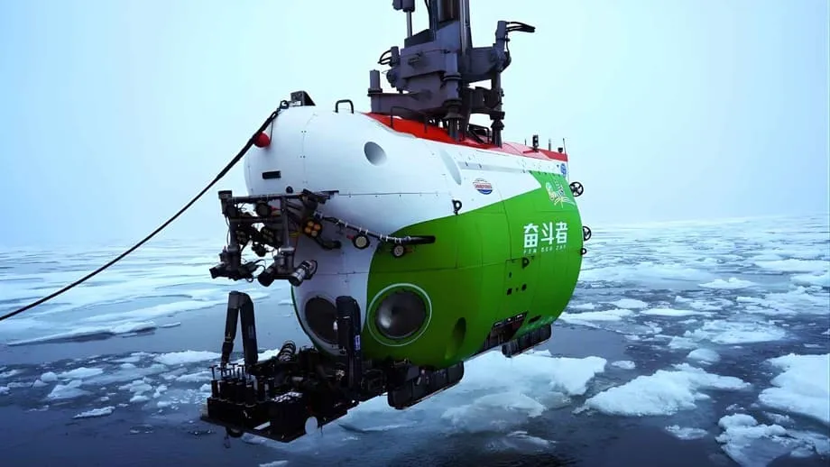 Submersível chinês faz descida histórica a uma dorsal ártica inexplorada