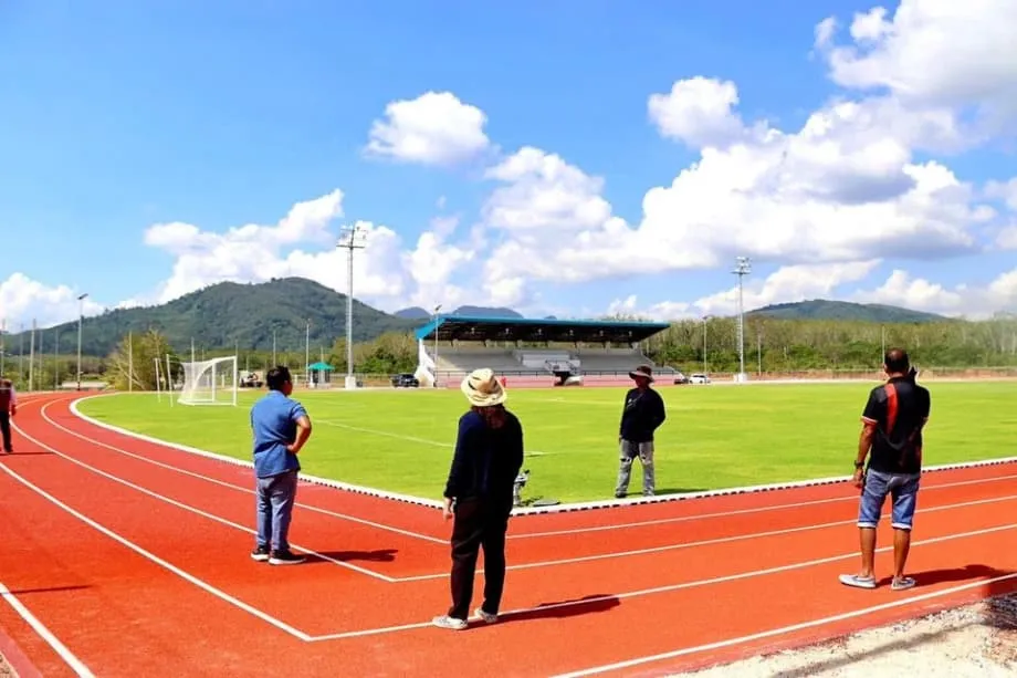 Pista de atletismo com ângulos retos de estádio tailandês gera preocupações de segurança e investigação