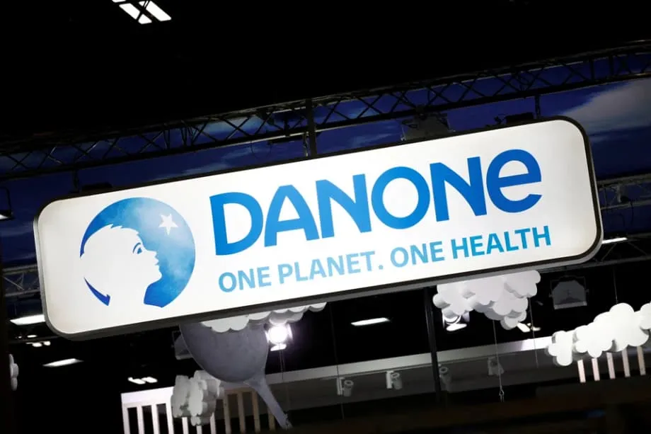 Crise global das fórmulas infantis agrava-se com a adesão da Danone e da Lactalis a uma recolha massiva