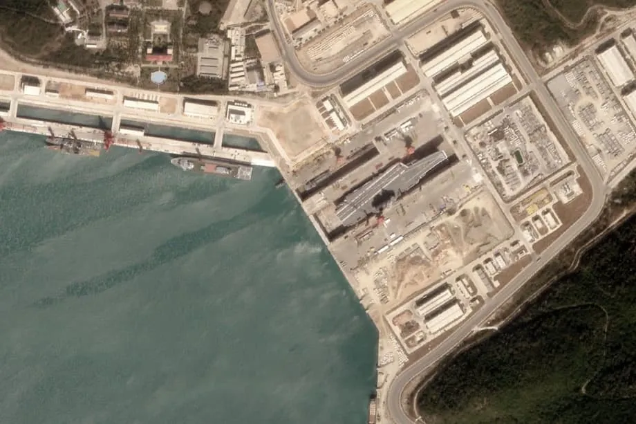 Porta-aviões chinês Shandong entra em nova doca seca, assinalando importante marco na logística naval