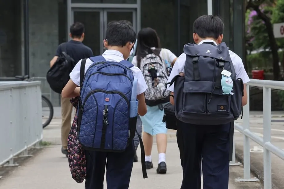 Hong Kong vai reformular a política linguística nas escolas face ao declínio da proficiência em inglês