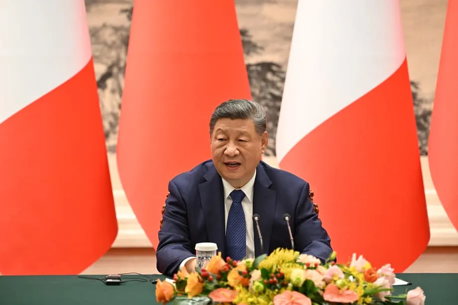 A jogada da «moeda forte» da China: Xi Jinping impulsiona o yuan para desafiar a dominância do dólar em plena incerteza global