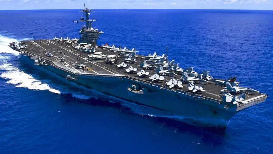 Exercícios de tiro real do USS Abraham Lincoln no Mar do Sul da China destacam prontidão militar e riscos ambientais