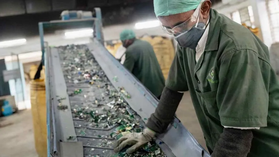 Índia aposta 166 milhões de dólares na mineração urbana para quebrar o domínio mineral da China