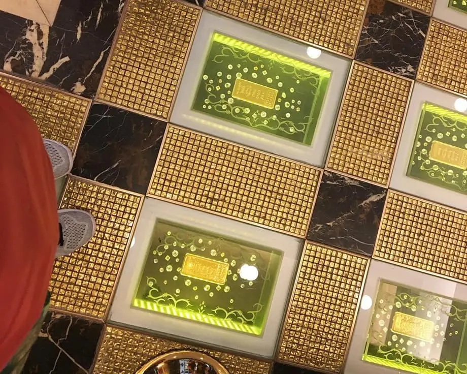 Hotel Grand Emperor de Macau vende barras de ouro do lobby por 13 milhões de dólares