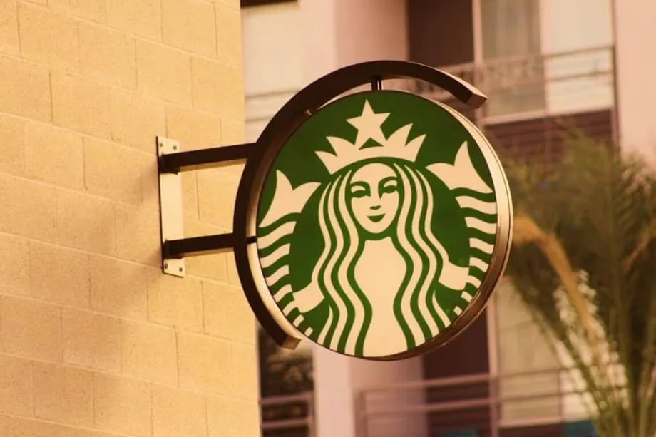 Bagagem deixada sem vigilância por tripulantes de cabine provoca debate sobre etiqueta em cafés e responsabilidade empresarial em Seul