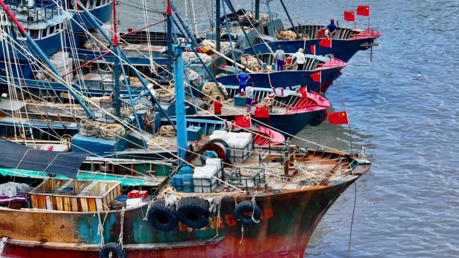 Japão apreende embarcação de pesca chinesa em águas disputadas em plena crise diplomática