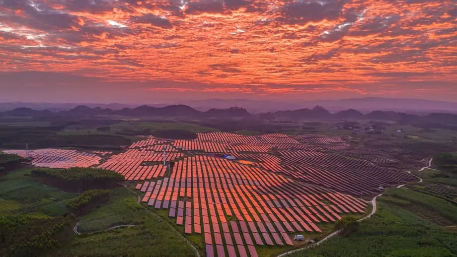 Emissões de carbono da China atingem ponto de viragem antecipado após 21 meses de estabilização
