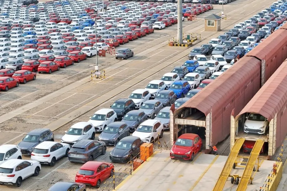 Construtores automóveis chineses reduzem prazos de pagamento a fornecedores de 300 para 54 dias enquanto Pequim combate a guerra de preços