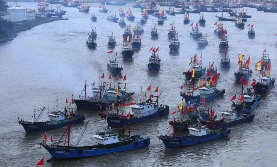 Milhares de embarcações chinesas formam uma muralha marítima perto do Japão enquanto as tensões se agravam