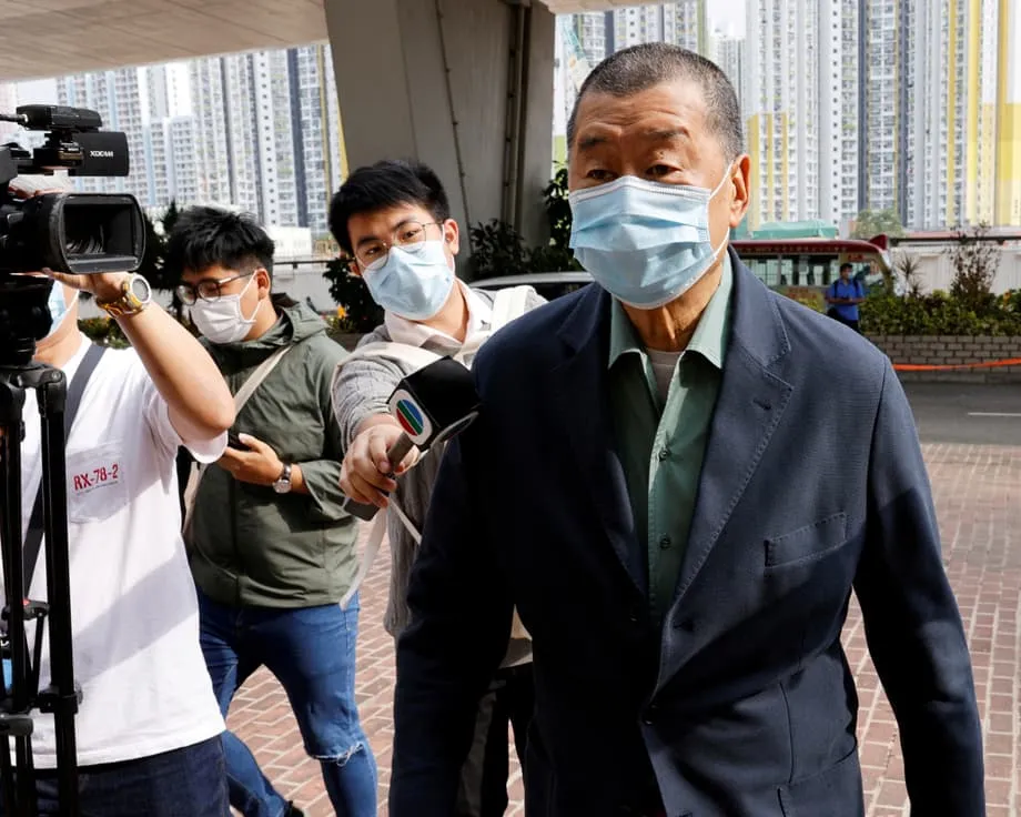 Tribunal de Hong Kong anula condenação de Jimmy Lai por fraude, mas magnata da comunicação social continua preso